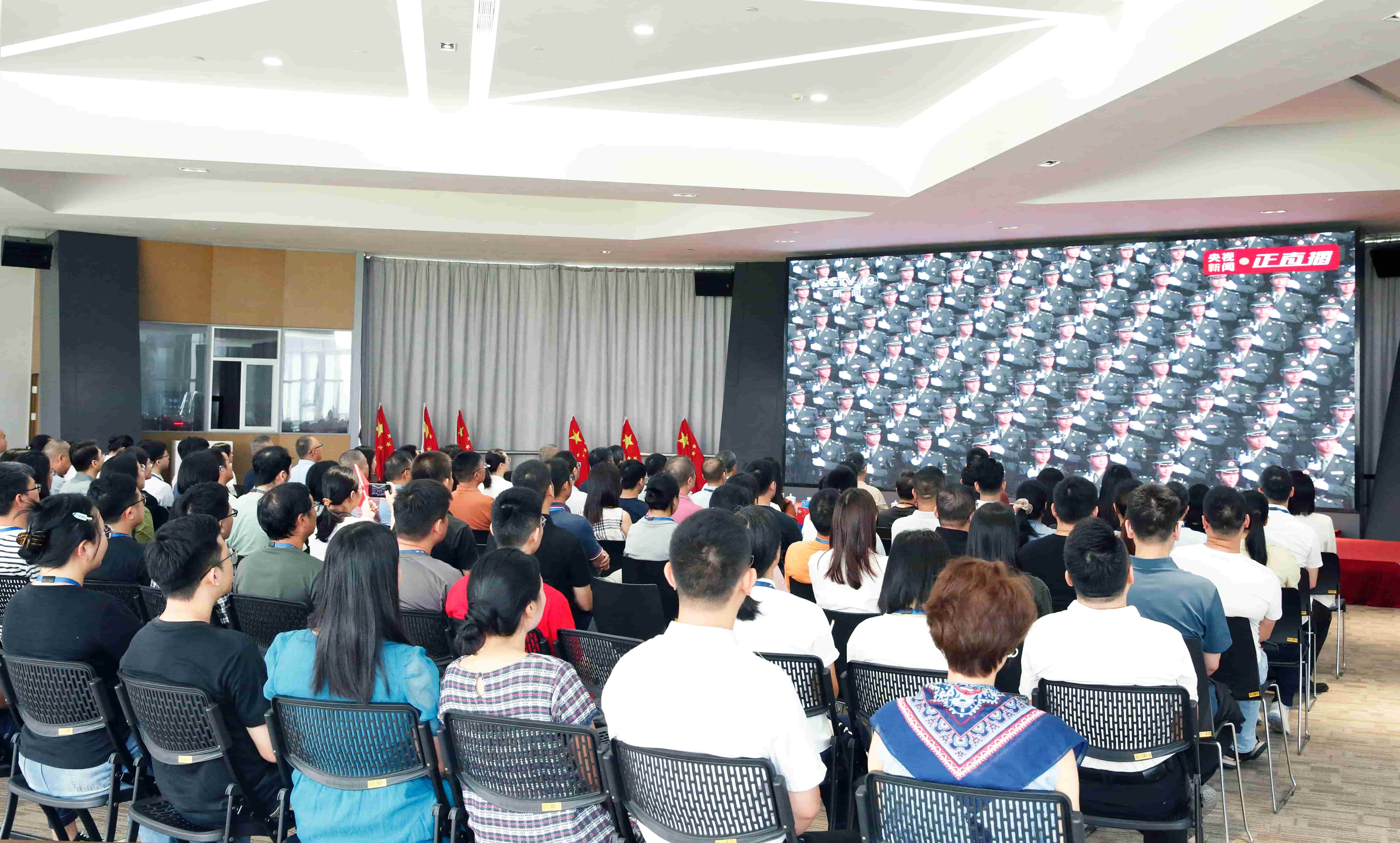 bifa88官网电气组织集中观看抗战胜利80周年阅兵直播